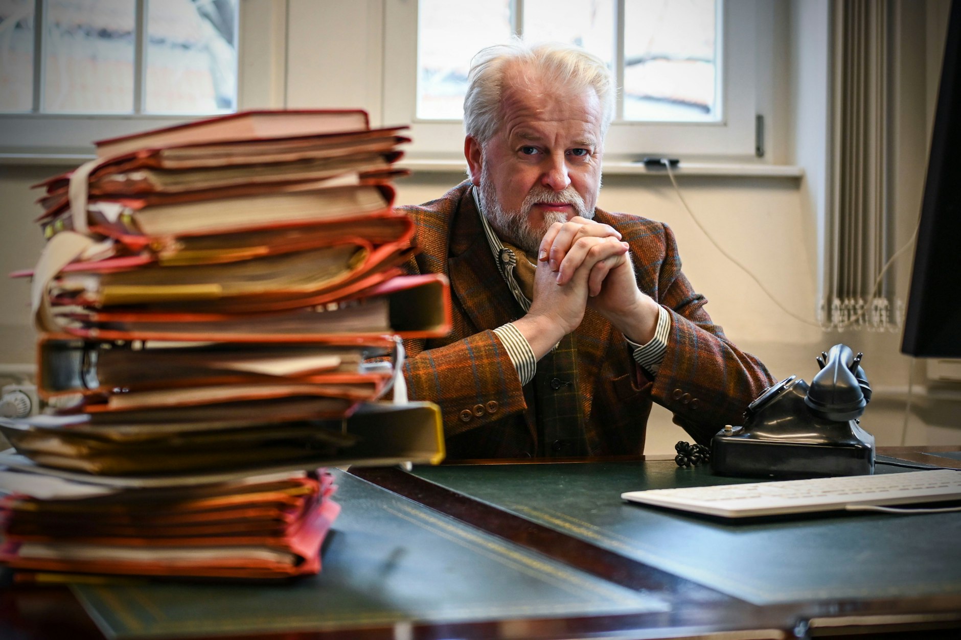 Kommissariatsleiter Jörg Engelhard in seinem Büro am Kaiserdamm. Er wirkt so traditionell wie sein Wählscheiben-Telefon, aber das ist ein moderner Nachbau und Leute, die ihn kennen, sagen: „Der hat's drauf!“