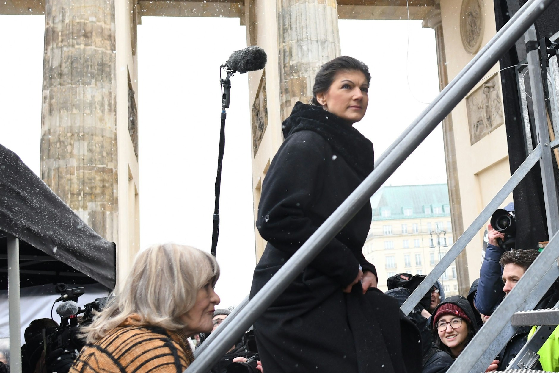 Sahra Wagenknecht (rechts) und Alice Schwarzer auf dem Weg zur Tribüne. Die Linken-Politikerin und die Publizistin plädieren für Friedensverhandlungen mit Russland statt Waffenlieferungen an die Ukraine.