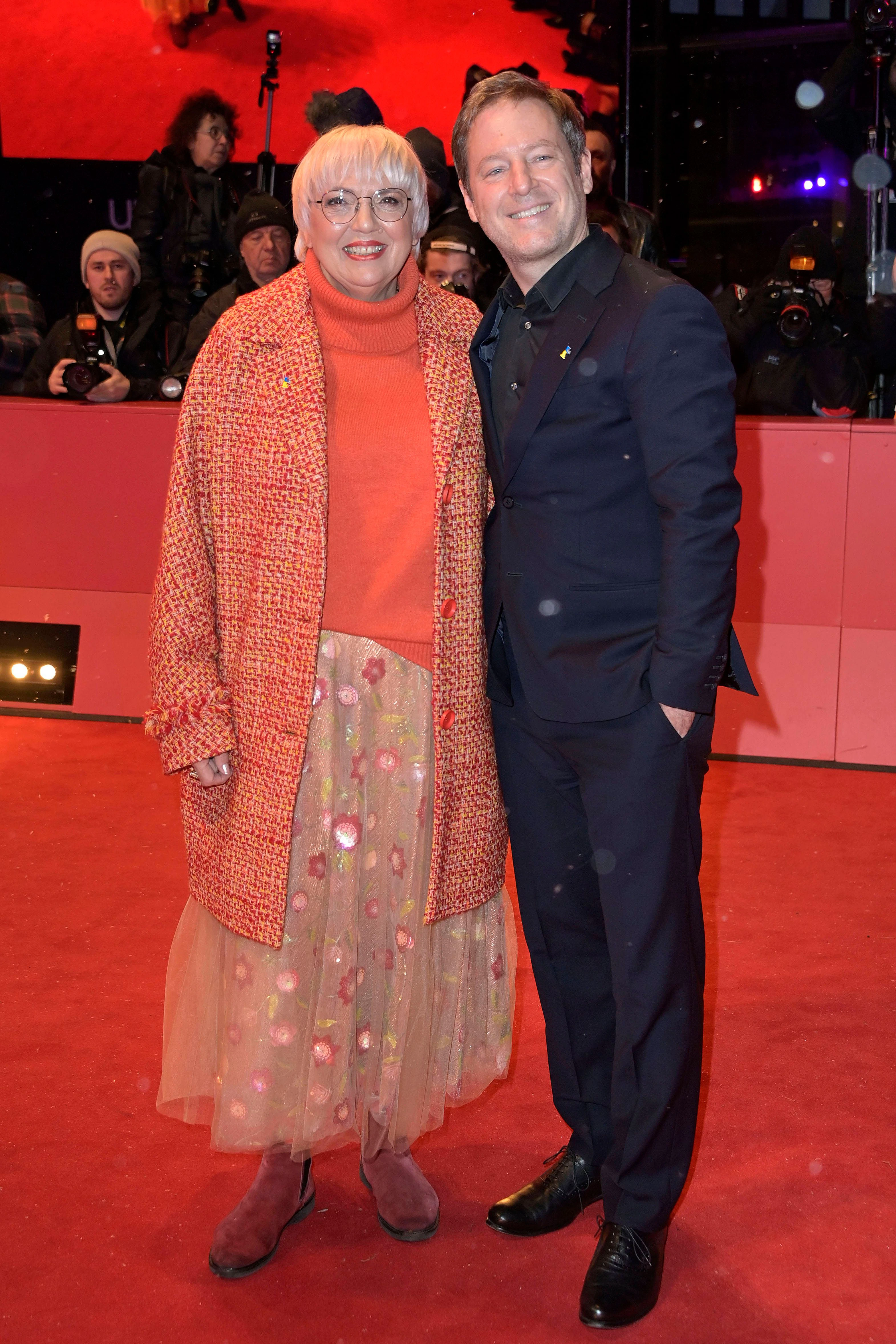 <strong>FLOP:</strong> Natürlich muss man Claudia Roth, hier nebst Regisseur Florian Gallenberger, outfittechnisch alles verzeihen. Weil die Kultur-Staatsministerin etwas hat, das eben vielen anderen Politikerinnen und Politikern schmerzlich fehlt: Einen wirklich eigenen Stil, hinter dem – das sieht man – ein gutes Gespür für Form und Farbe steckt. Beim gestrigen Berlinale-Finale aber sah Roth dann doch ein bisschen zu sehr nach verschrobener Biologie-Lehrerin aus, die in ihrer Freizeit gerne töpfert und auf dem Wochenmarkt am Winterfeldplatz mit Begeisterung hölzerne Handschmeichler verkauft. Sehr sympathisch also – aber nur wenig festlich.