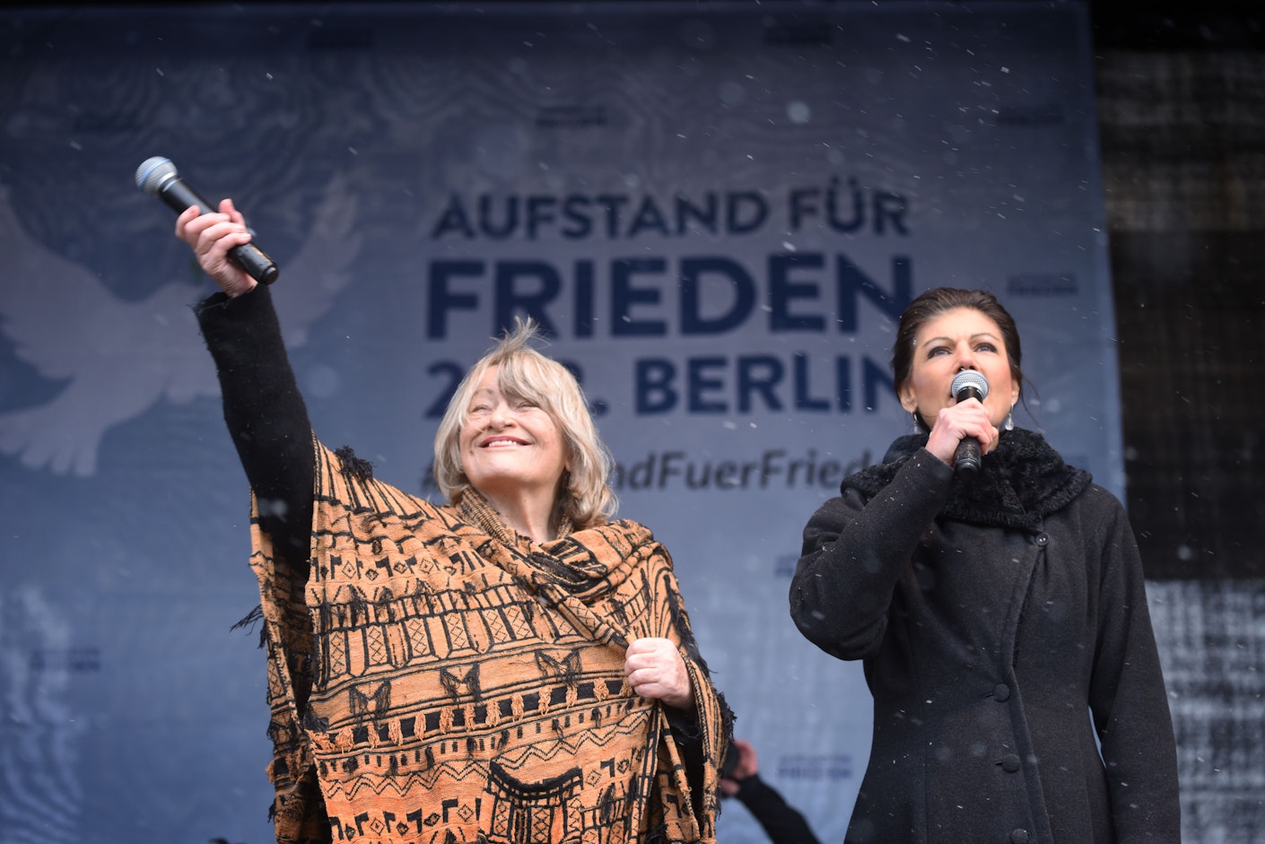 „Aufstand für Frieden“: Fast 50.000 Menschen bei Schwarzer und Wagenknecht