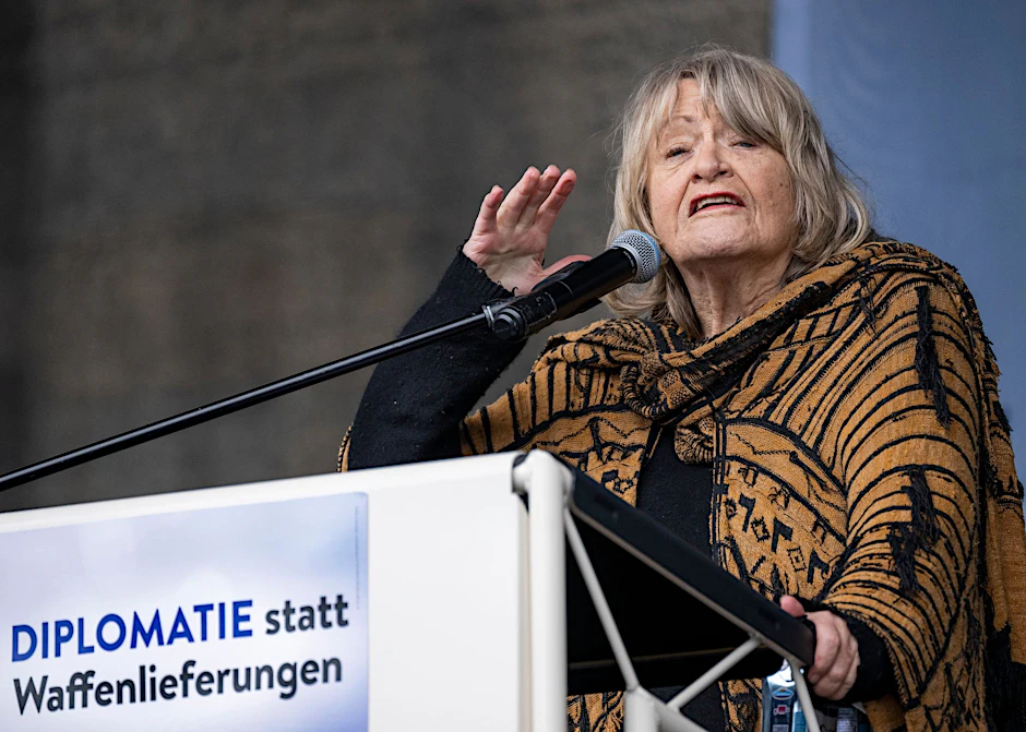 Frauenrechtlerin Alice Schwarzer spricht bei der Kundgebung in Berlin.