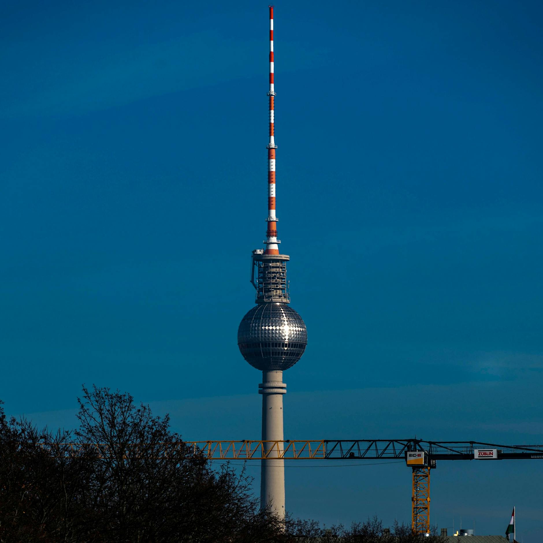 Dr. House im Fernsehturm: Im Aufzug des Berliner Wahrzeichens gibt es jetzt eine bekannte TV-Stimme auf die Ohren