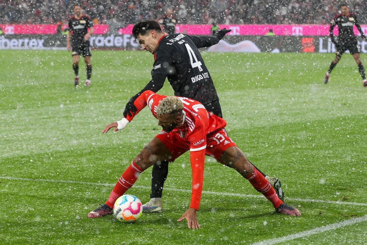 Im Zweikampf: Eric Maxim Choupo-Moting vom FC Bayern gegen Unions Diogo Leite.