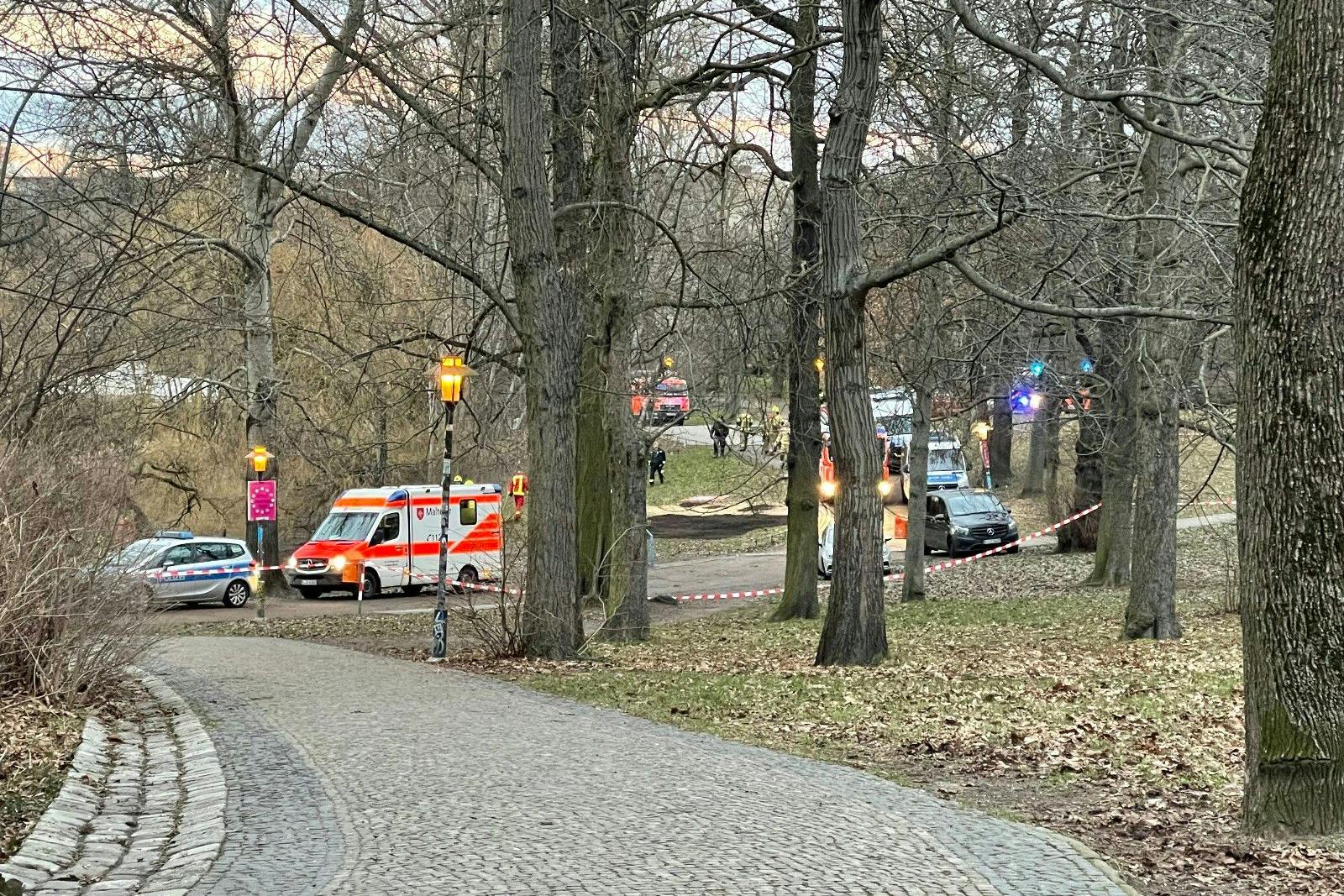 Zahlreiche Einsatzwagen von Polizei und Feuerwehr stehen am Weißen See. 
