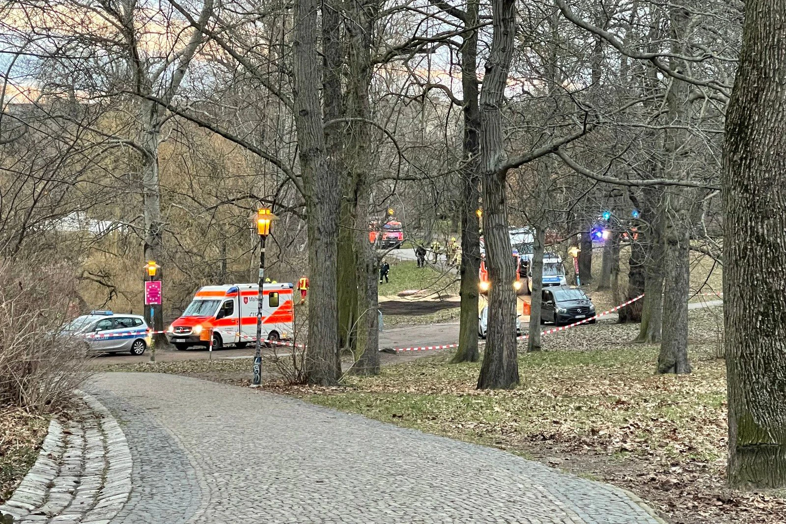 Zahlreiche Einsatzwagen von Polizei und Feuerwehr stehen am Weißen See.&nbsp;