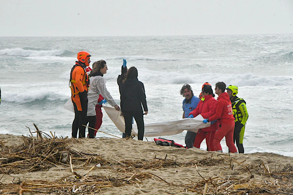 Rettungskräfte im Einsatz am Strand in der Nähe von Cutro, Süditalien.  