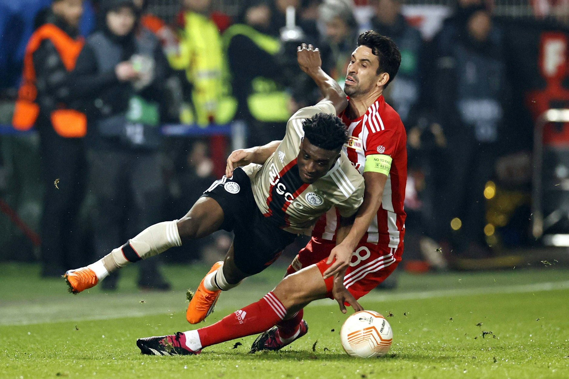 Rani Khedira konnte jüngst gegen Ajax Amsterdam – hier beim Zweikampf gegen Mohammed Kudus – auch international zeigen, wie sehr er sich beim 1. FC Union weiterentwickelt hat.