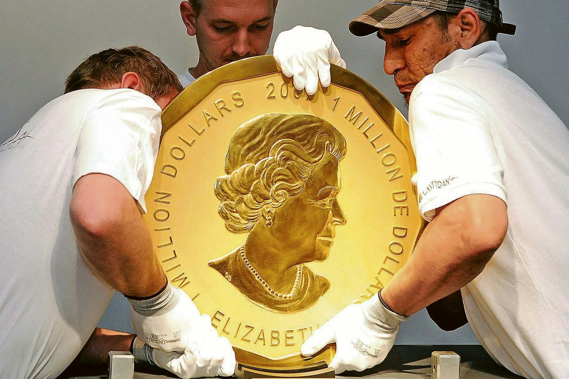 Ein Exemplar der sogenannten „Big Maple Leaf“-Goldmünze: So eine 100 Kilo schwere und 53 Zentimeter große eine Million-Dollar-Münze wurde im März 2017 aus dem Bode-Museum in Berlin gestohlen, ist bis heute verschwunden. Die Tat wird dem Remmo-Clan zugerechnet.