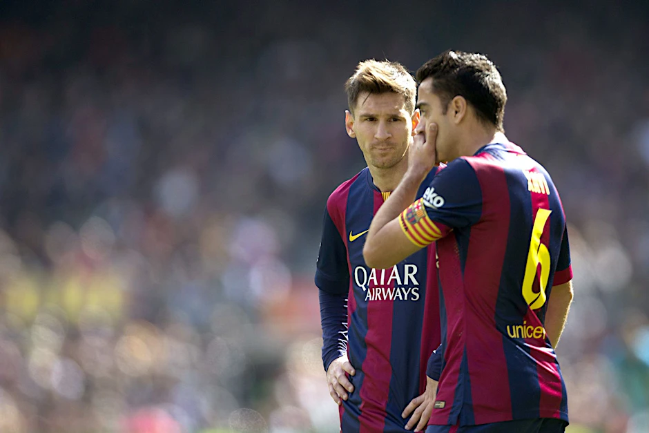 ARCHIV - Standen viele Jahre zusammen im Barça-Trikjot auf dem Platz: Lionel Messi (l) und Xavi.  