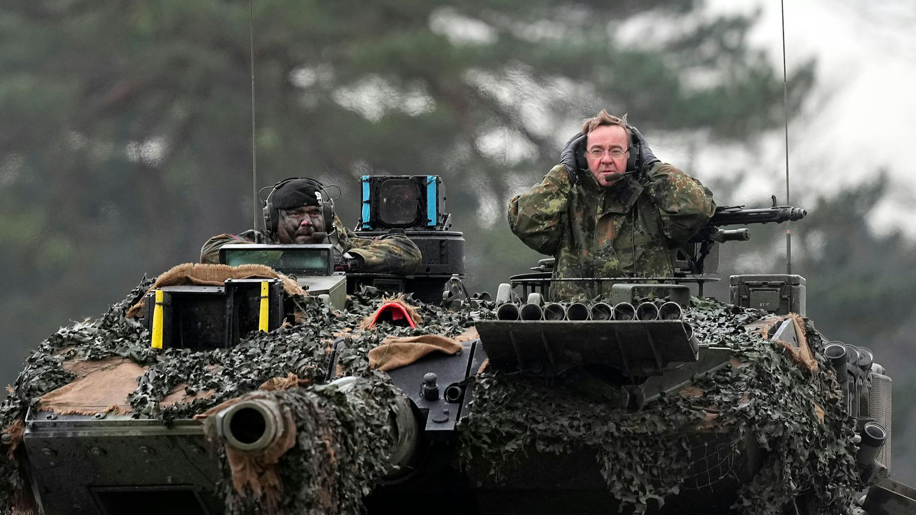 Verteidigungsminister Boris Pistorius (SPD) in einem Leopard 2-Panzer.