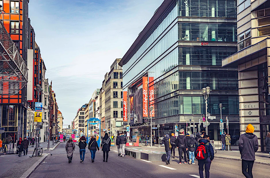 Berlin-Mitte: Die Friedrichstraße ist zwischen Französische Straße und Leipziger Straße für den Autoverkehr gesperrt.&nbsp;