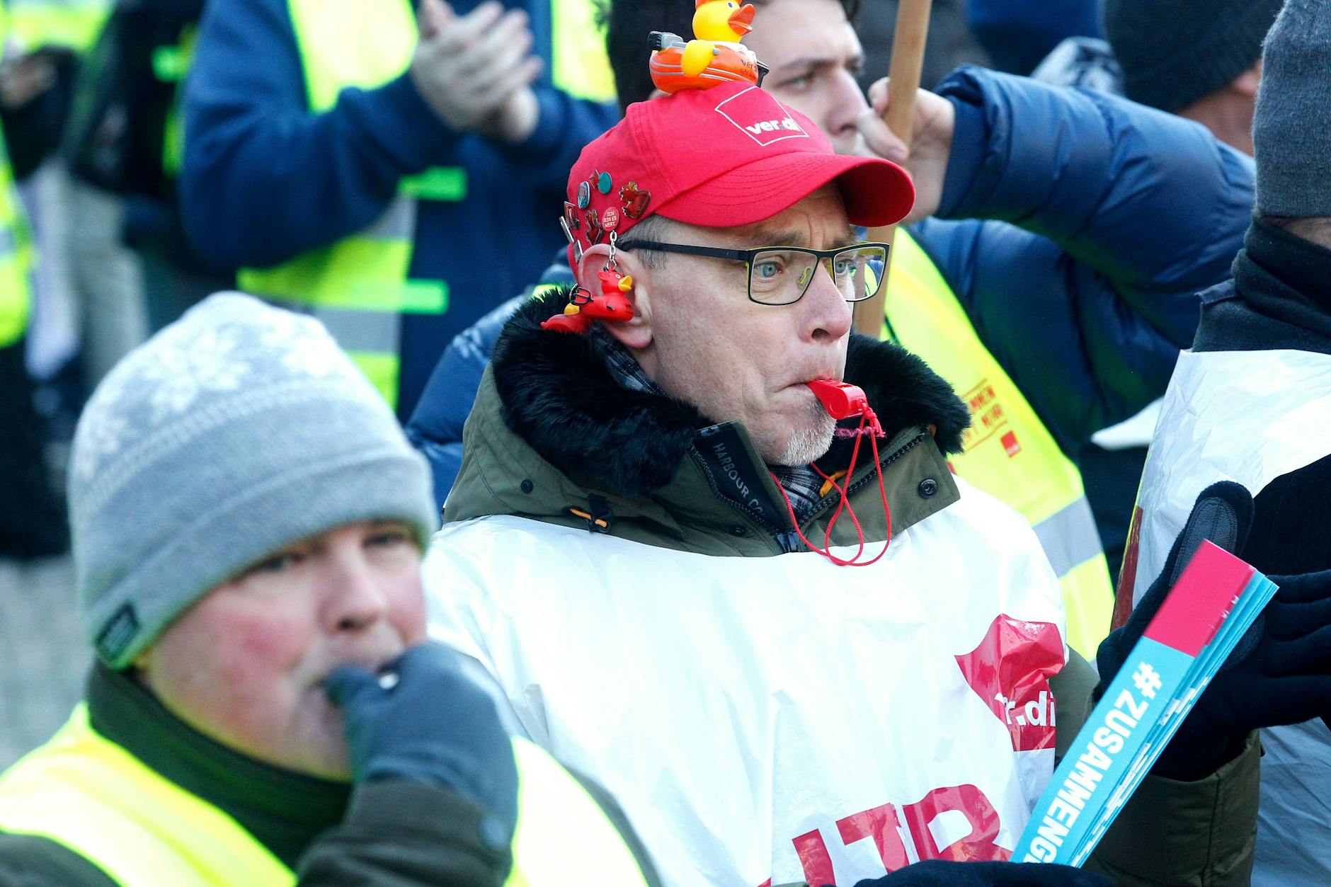 Mit Trillerpfeifen beteiligen sich Gewerkschaftsmitglieder an einer Streik-Kundgebung von Verdi. In Berlin streiken am 6. und 7. März Angestellte mehrerer Krankenhäuser.