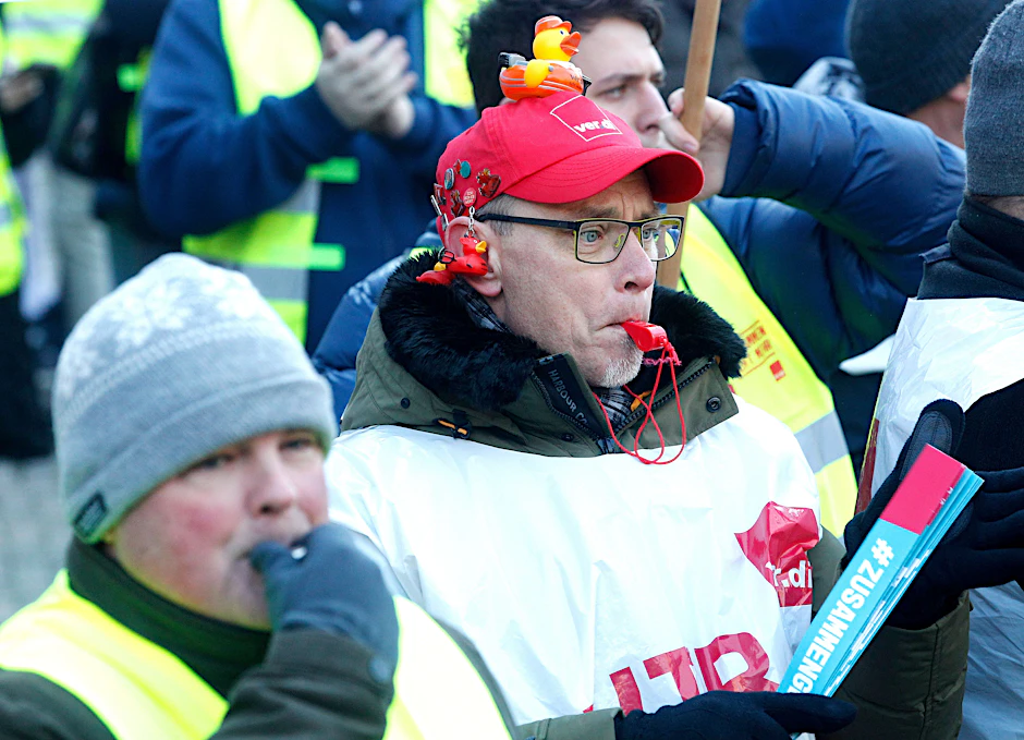 Mit Trillerpfeifen beteiligen sich Gewerkschaftsmitglieder an einer Streik-Kundgebung von Verdi. In Berlin streiken am 6. und 7. März Angestellte mehrerer Krankenhäuser.