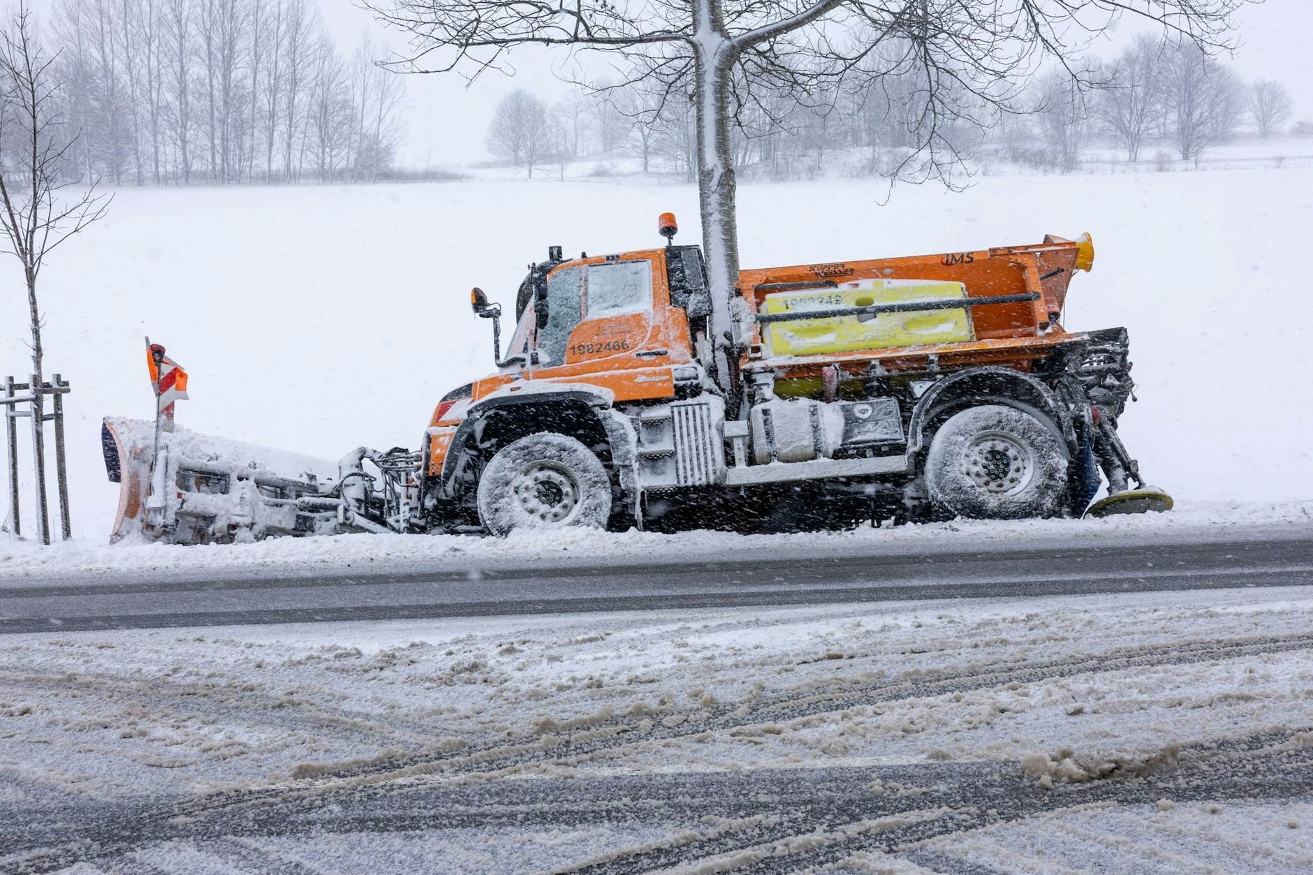 Der Streudienst hat wieder alle Hände voll zu tun. Im März wird noch einmal winterliches Wetter auf Deutschland zukommen.