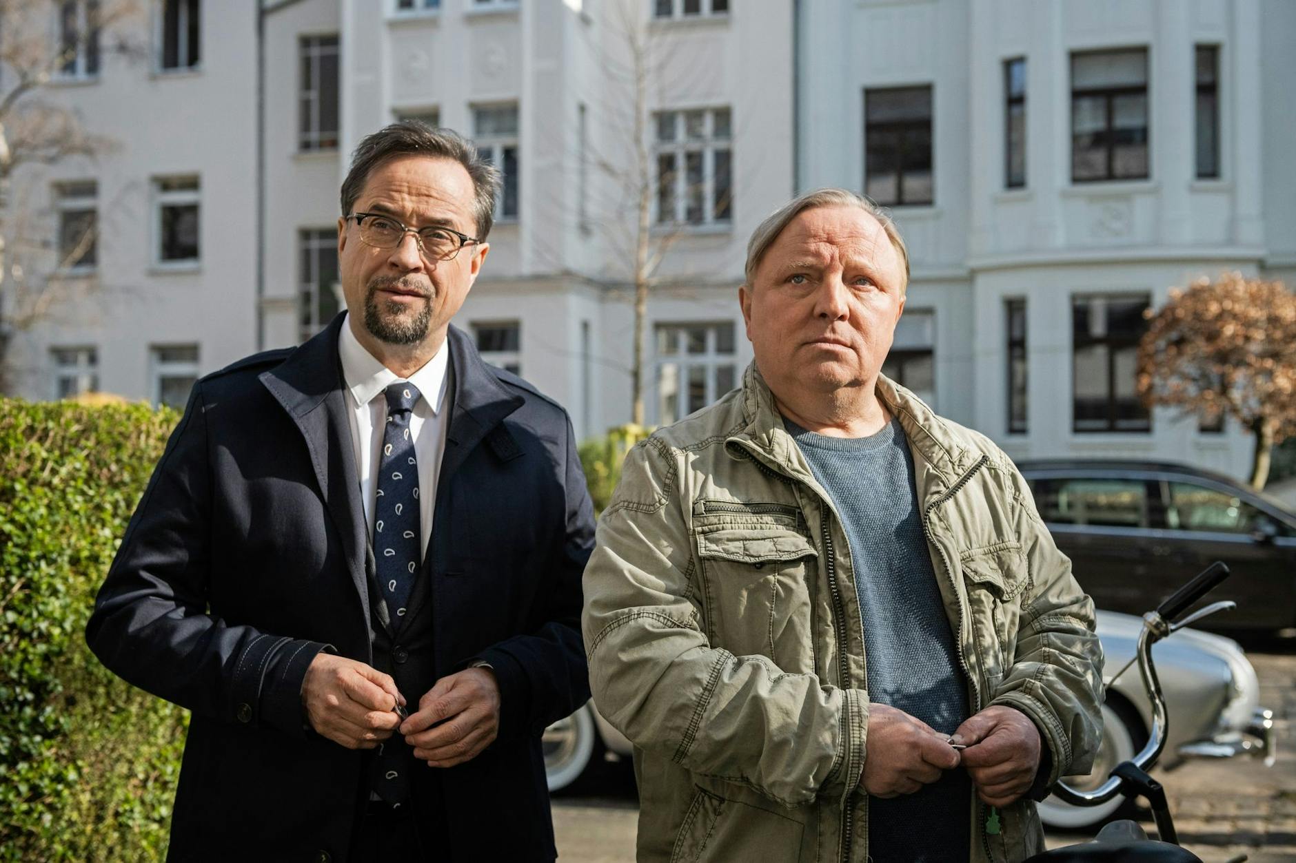 Er spiele „Kasperletheater“, sagte Til Schweiger über Jan Josef Liefers in seiner Rolle als Rechtsmediziner Prof. Karl-Friedrichs Boerne (l.). Hier mit und Kommissar Frank Thiel (Axel Prahl) im erfolgreichen Münster-Tatort. 