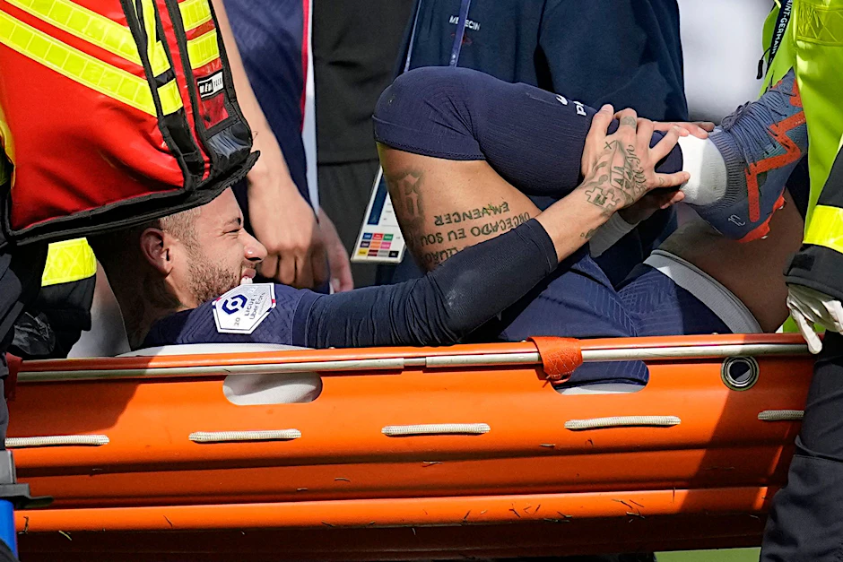 dpatopbilder - Neymar musste mit einer Trage vom Platz gebracht werden.  