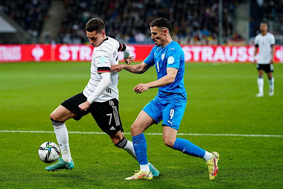 ARCHIV - Nationalspieler Julian Draxler (l) wird Benfica erst einmal fehlen.  