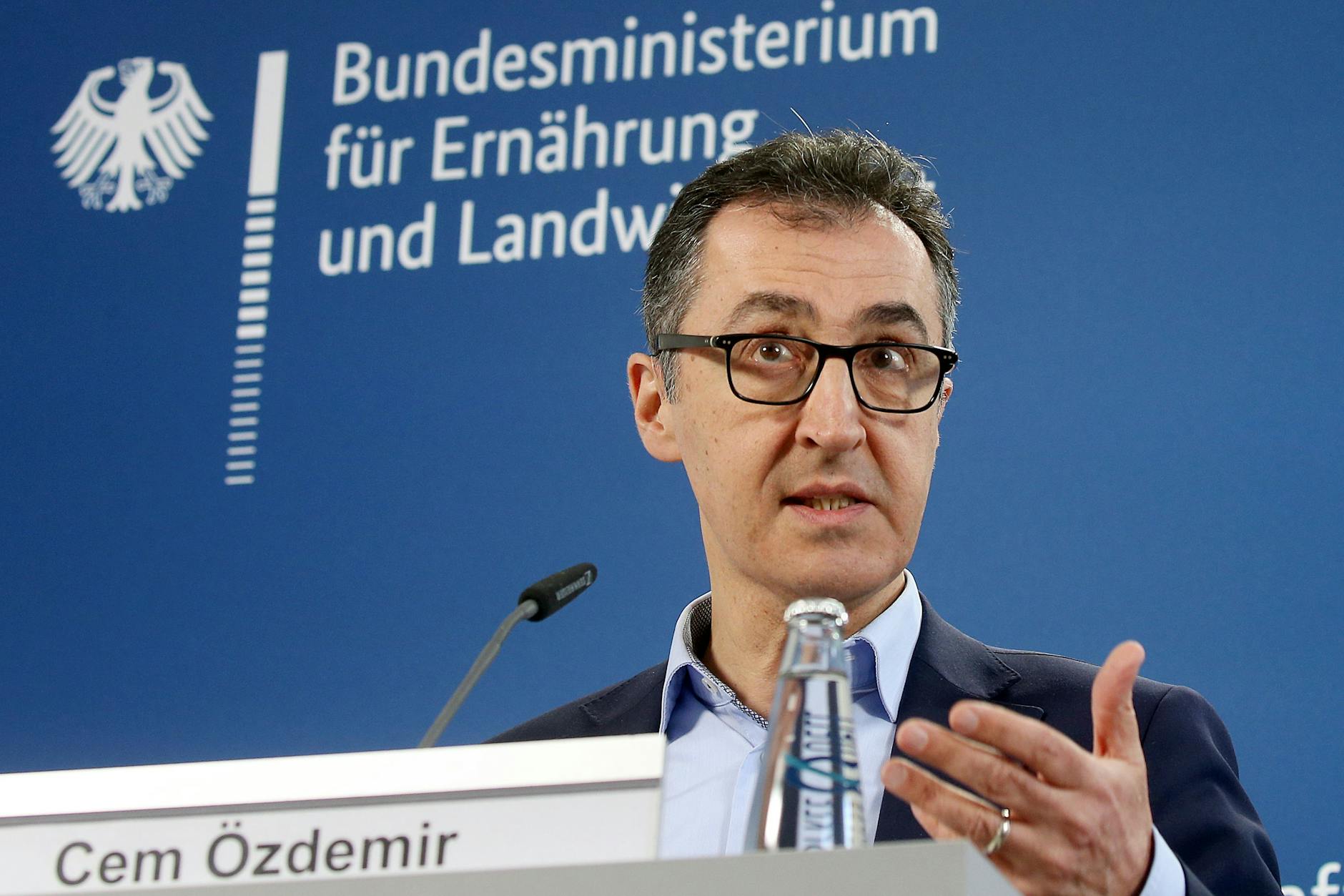 Cem Özdemir (Grüne), Bundesminister für Ernährung und Landwirtschaft will, an Kinder gerichtete Werbung für ungesundes Essen gesetzlich einschränken. 
