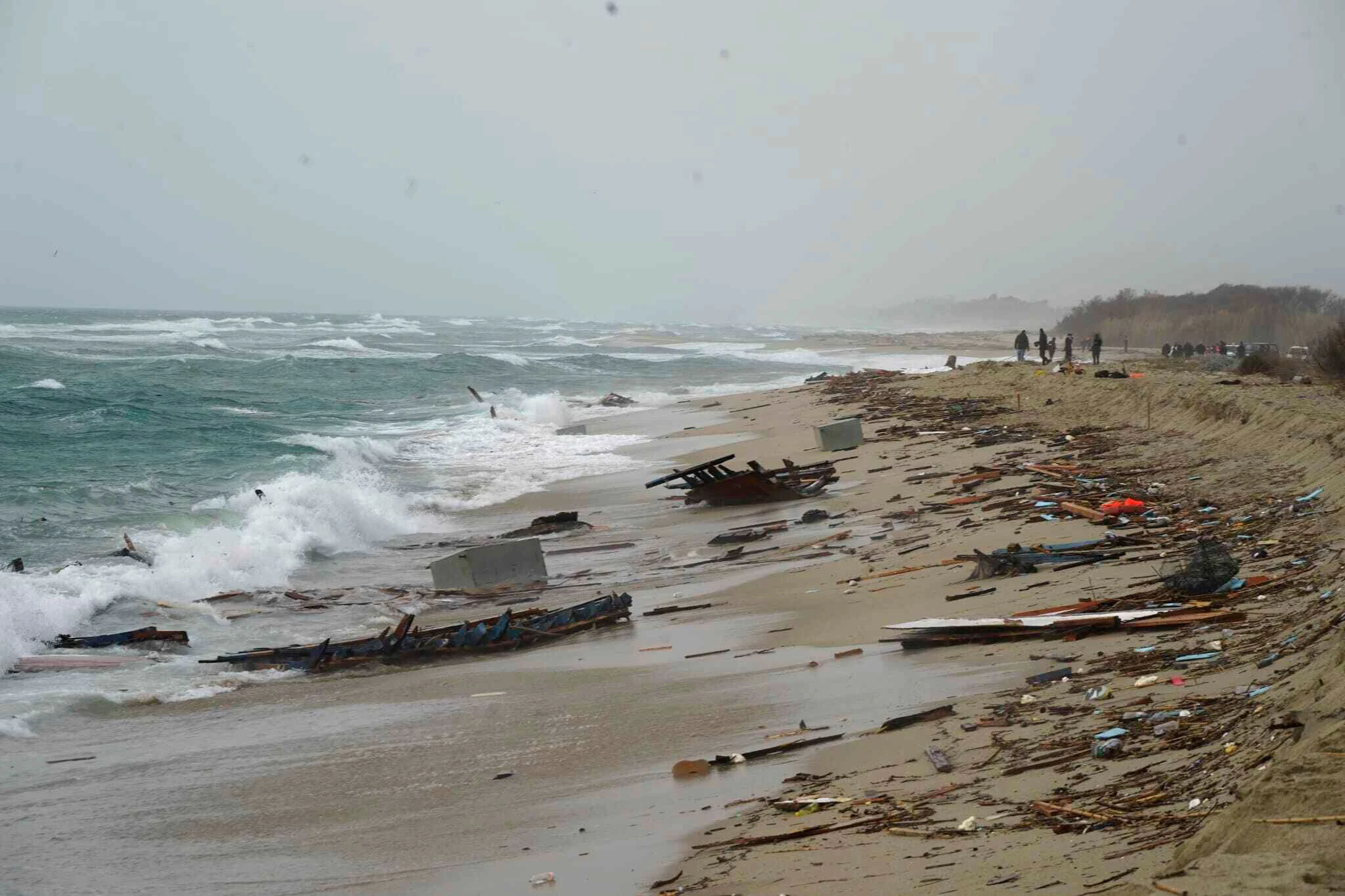 Schiffstrümmer am Strand von Cutro. Bei stürmischer See soll das Boot mit Migranten an Klippen zerschellt sein.  