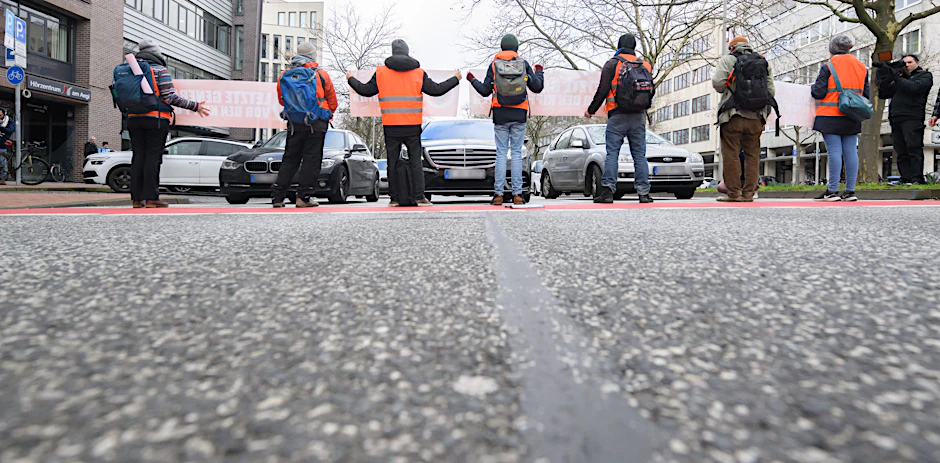 Aktivisten der Gruppierung Letzte Generation blockieren am 21. Februar in Hannover auf der Hildesheimer Straße am Aegidientorplatz den Verkehr.