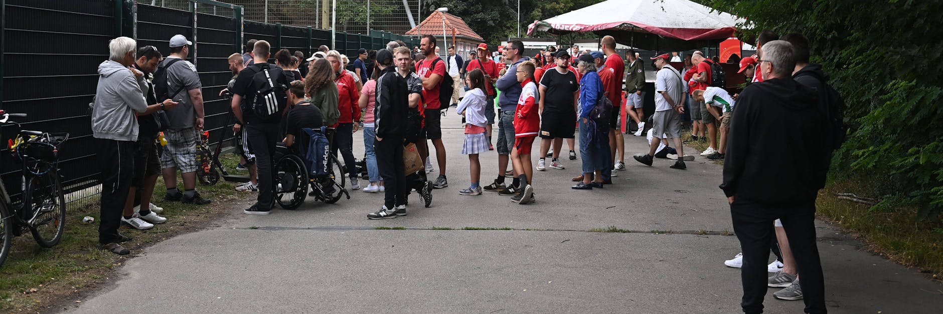 Fans des 1. FC Union stehen in dieser Saison meist vor verschlossenen Türen. Diese Woche können sie mal wieder beim Training dabei sein. 