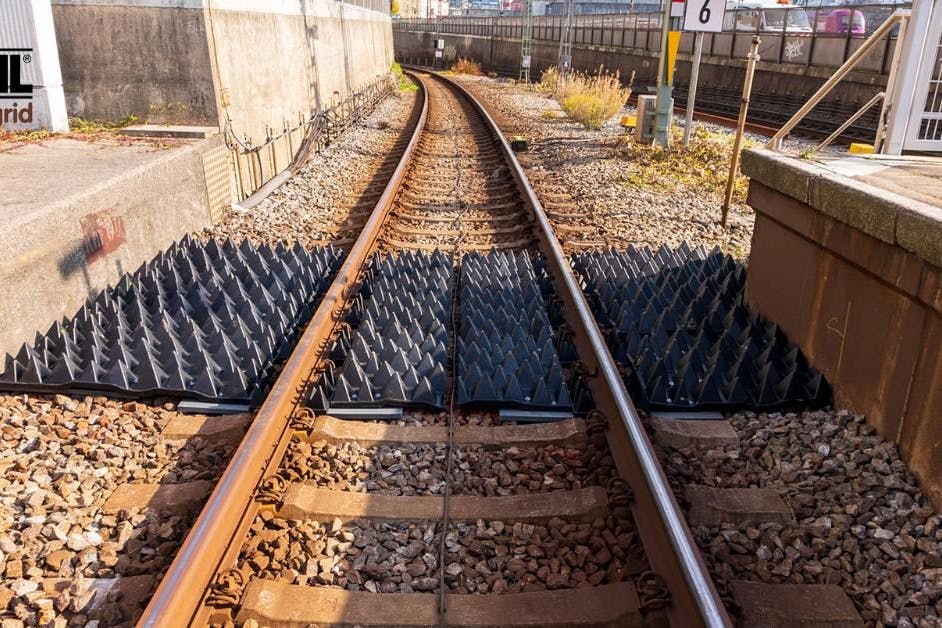 Eine Gleismatte vom Typ Strailgrid an einer S-Bahnstrecke in München. Die „unwegsame Oberfläche“ soll verhindern, dass Menschen das Gleis betreten.