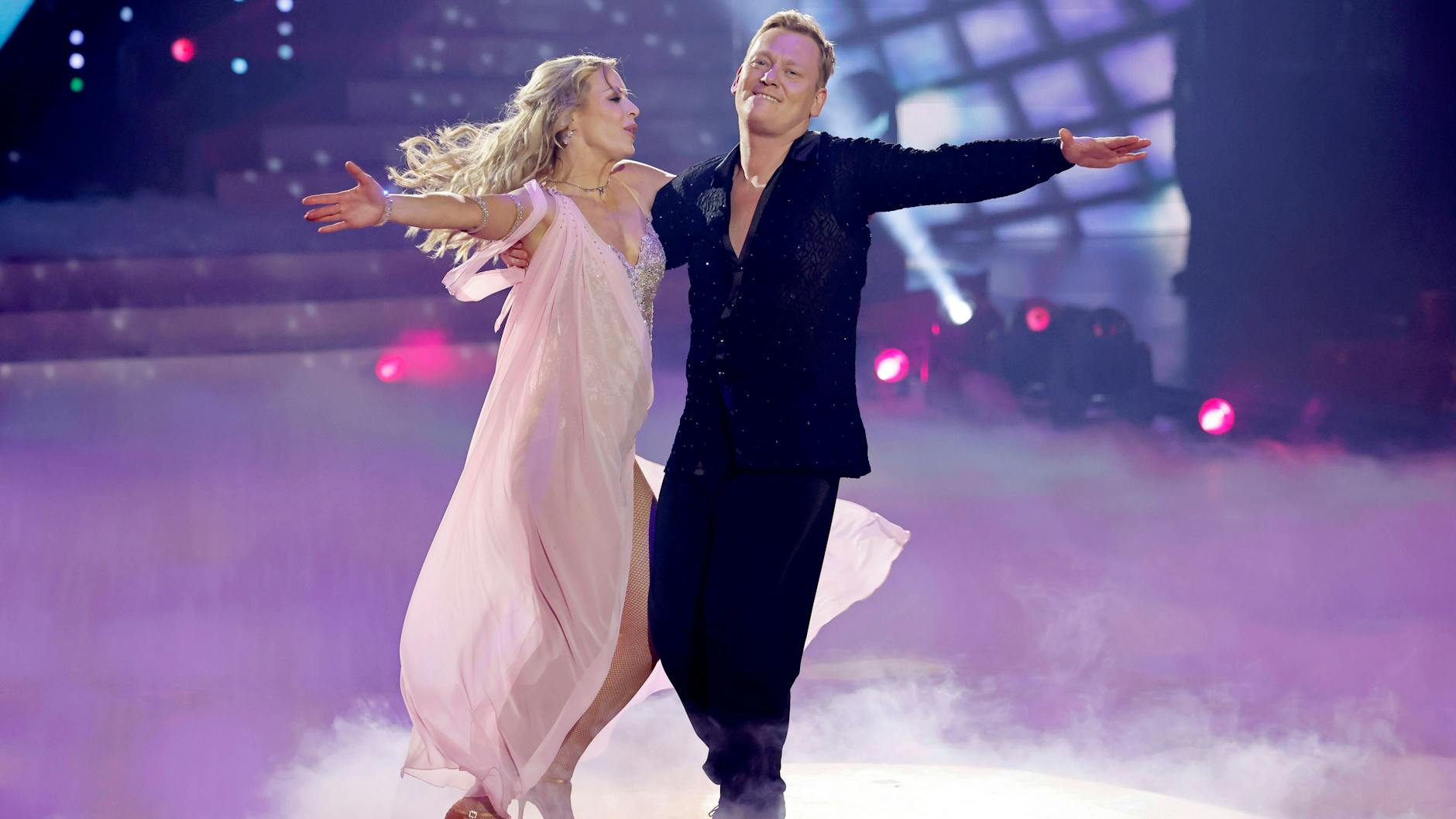 Profi-Streamer Jens „Knossi“ Knossalla und Profi-Tänzerin Isabel Edvardsson legen eine heiße Sohle aufs „Let’s Dance“-Parkett, auch wenn der YouTube-Star im Training ziemlich leiden musste.