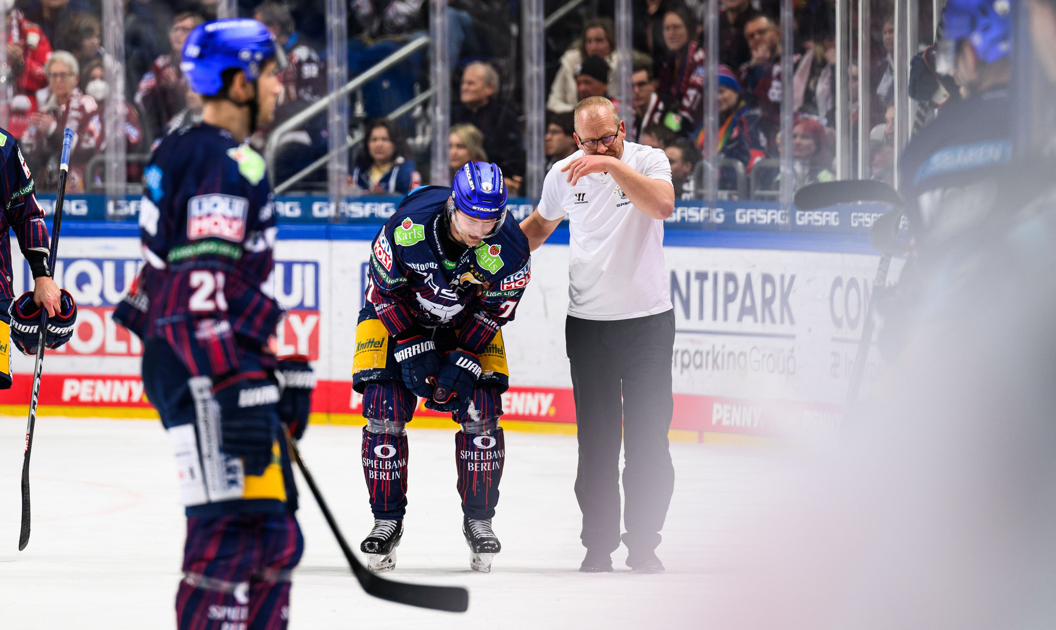 Verflucht! Eisbären Berlin zittern um Kapitän Frank Hördler