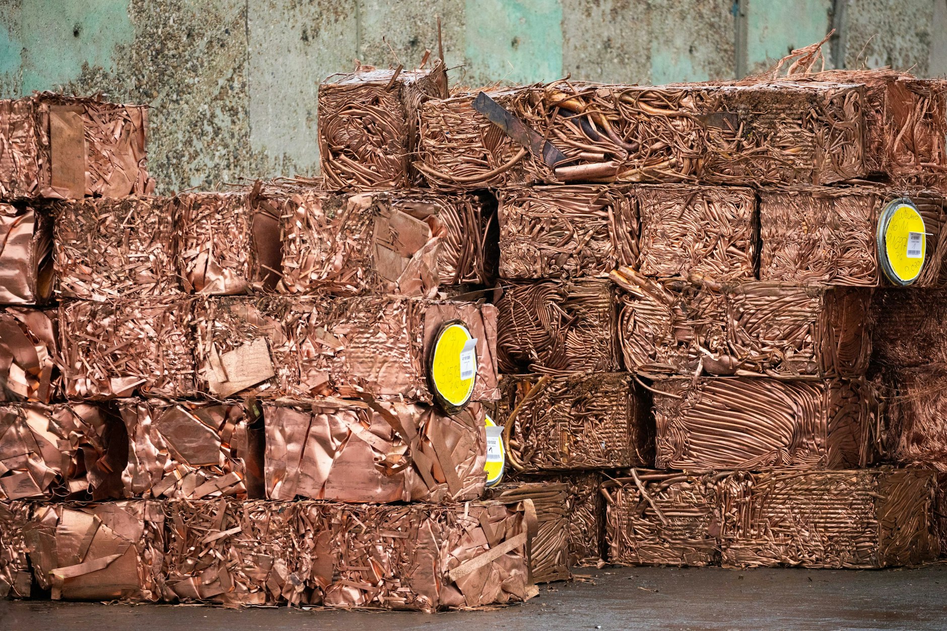 Kupferschrott in einem Hamburger Unternehmen, wo er recycelt wird. Der Preis pro Tonne Kupfer schwankt stark, lag 2016 bei 4900 Dollar, 2021 bei 9300 Dollar.