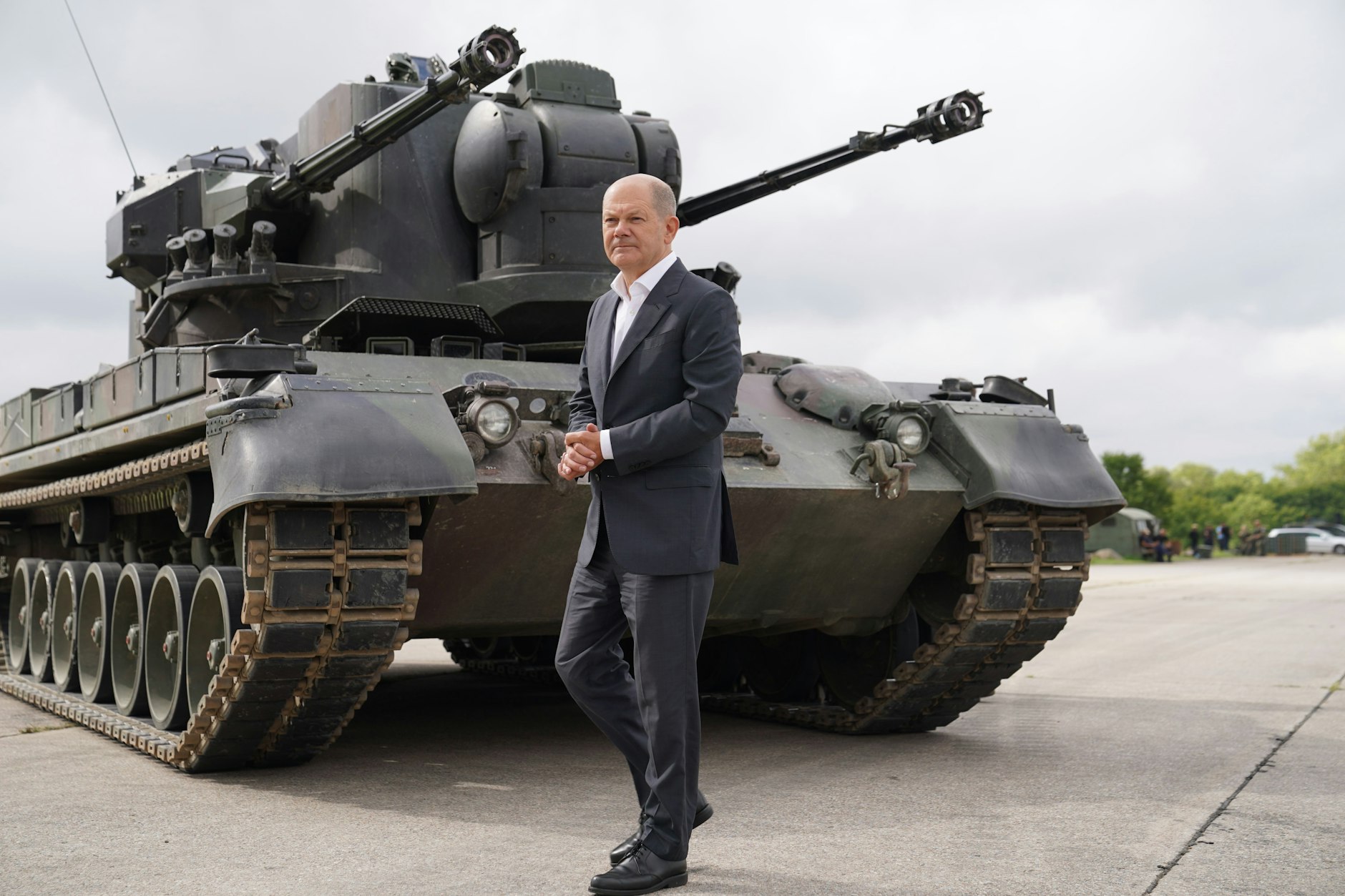 Bundeskanzler Olaf Scholz (SPD) vor einem der von der Bundeswehr ausgemusterten Gepard-Flugabwehrpanzer, der zu Dutzenden in die Ukraine geliefert wurde.