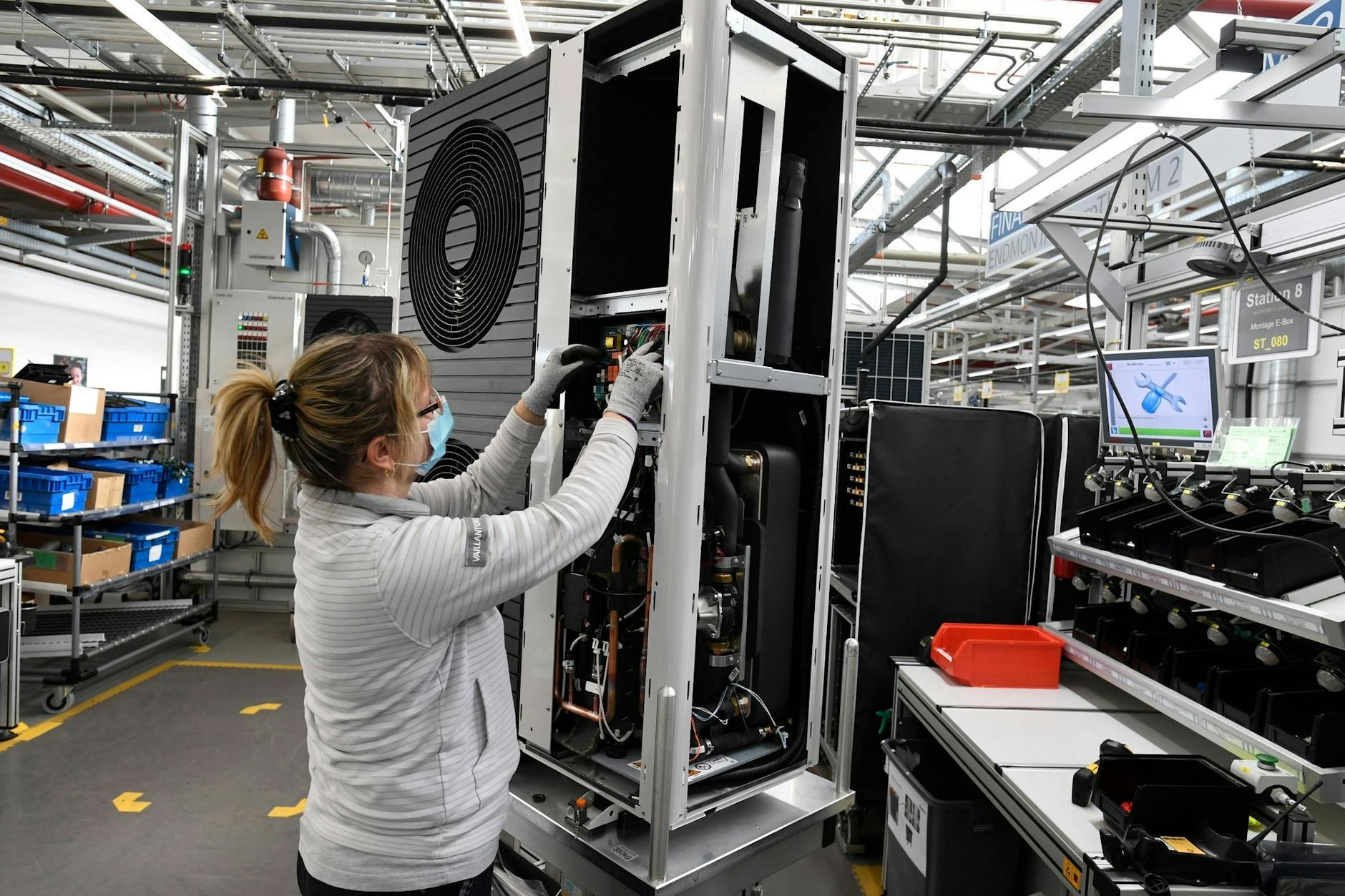 Eine Mitarbeiterin der Firma Vaillant montiert eine Wärmepumpe im Stammwerk des Unternehmens in Remscheid. 