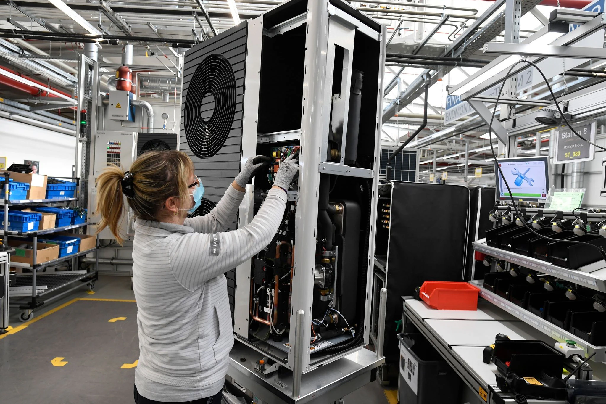 Eine Mitarbeiterin der Firma Vaillant montiert eine Wärmepumpe im Stammwerk des Unternehmens in&nbsp;Remscheid.&nbsp;