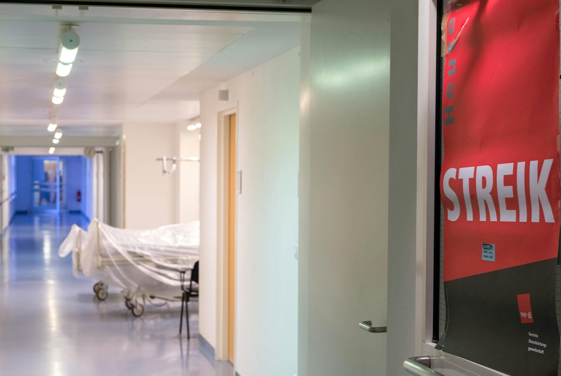 Geplante Operationen und Behandlungen sollen verschoben werden: Verdi plant Warnstreiks an Berliner Kliniken!