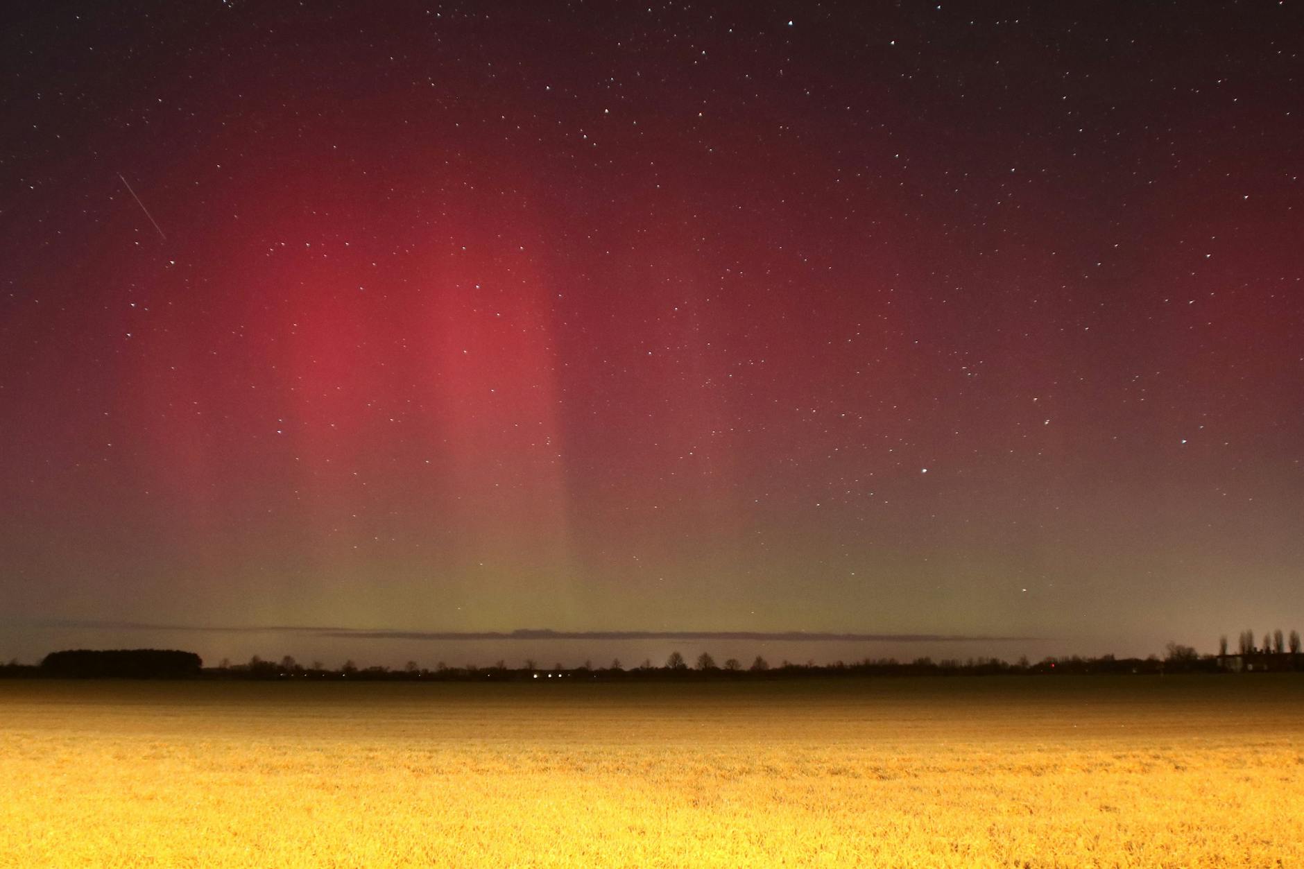 Eine Aufnahme aus Rathenow in Brandendburg: Polarlichter sind am Himmel zu sehen.
