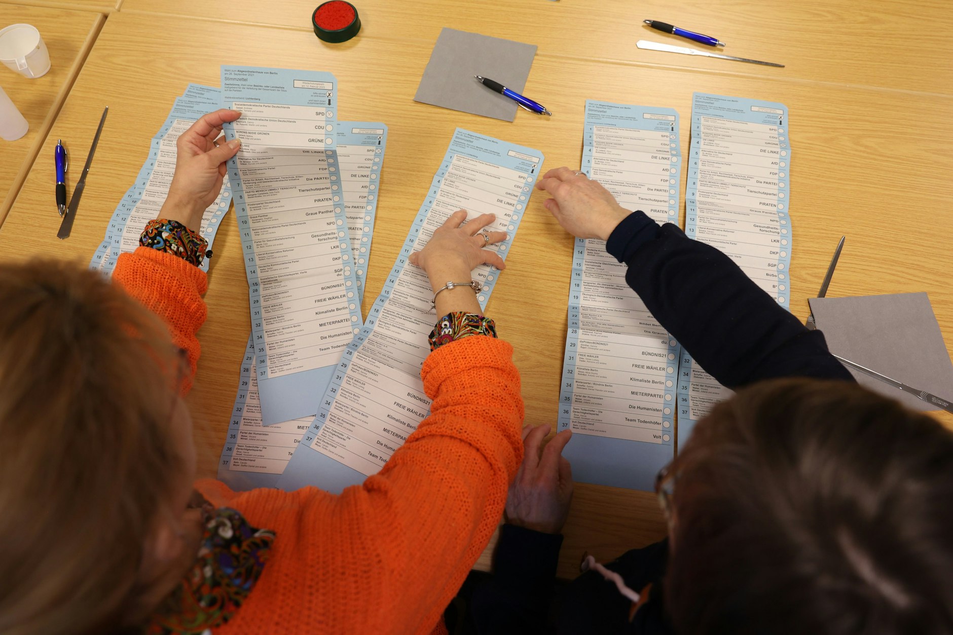 Bei einer Öffentlichen Auszählung werden Wahlbriefe im Bezirk Lichtenberg nachgezählt.&nbsp;