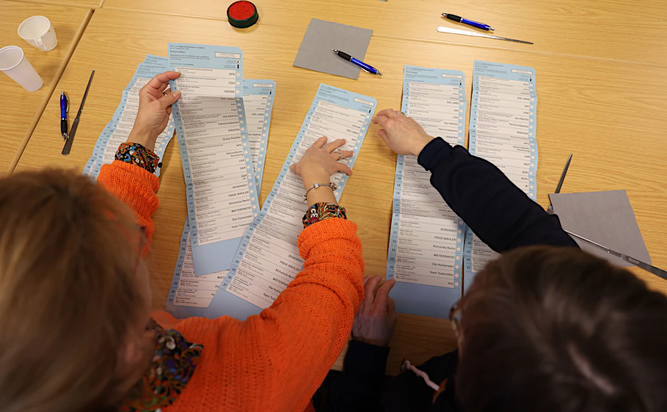 Bei einer Öffentlichen Auszählung werden Wahlbriefe im Bezirk Lichtenberg nachgezählt.&nbsp;