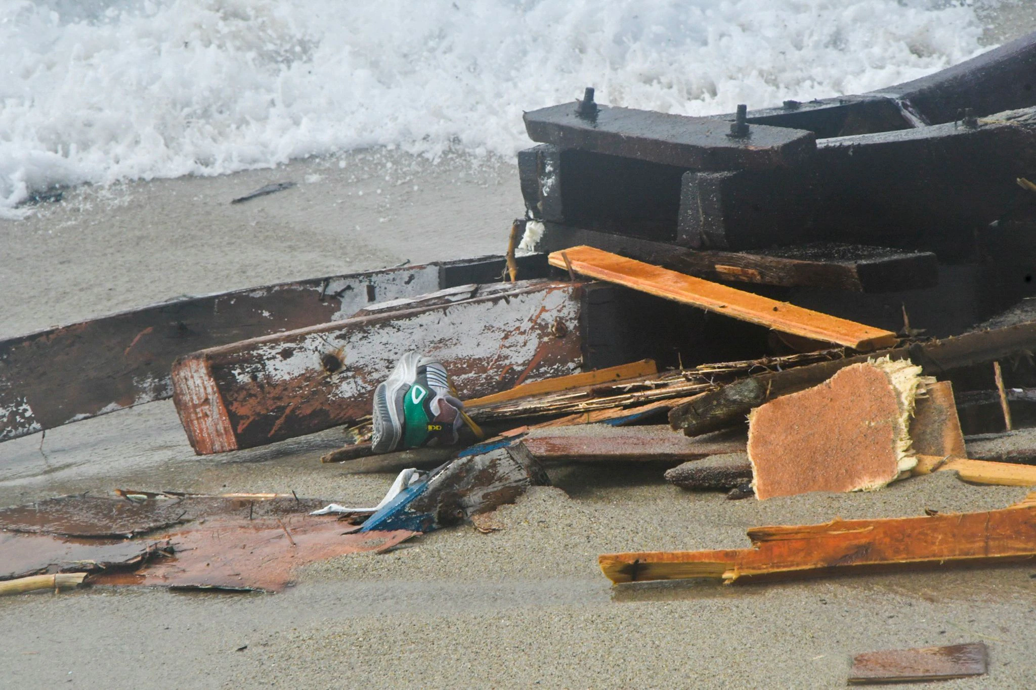 Das Wrack des gekenterten Bootes an eiem Strand bei Cutro. Bei dem Bootsunglück sind mehrere Menschen ums Leben gekommen.  
