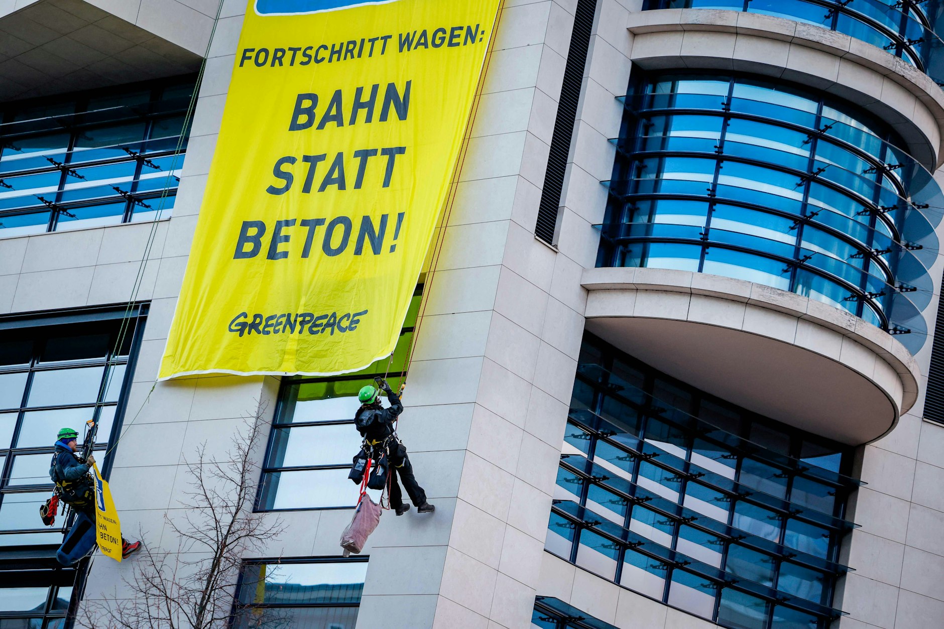 Greenpeace-Aktivisten seilen sich vom Dach der SPD-Zentrale in Berlin ab, entrollen ein Plakat.
