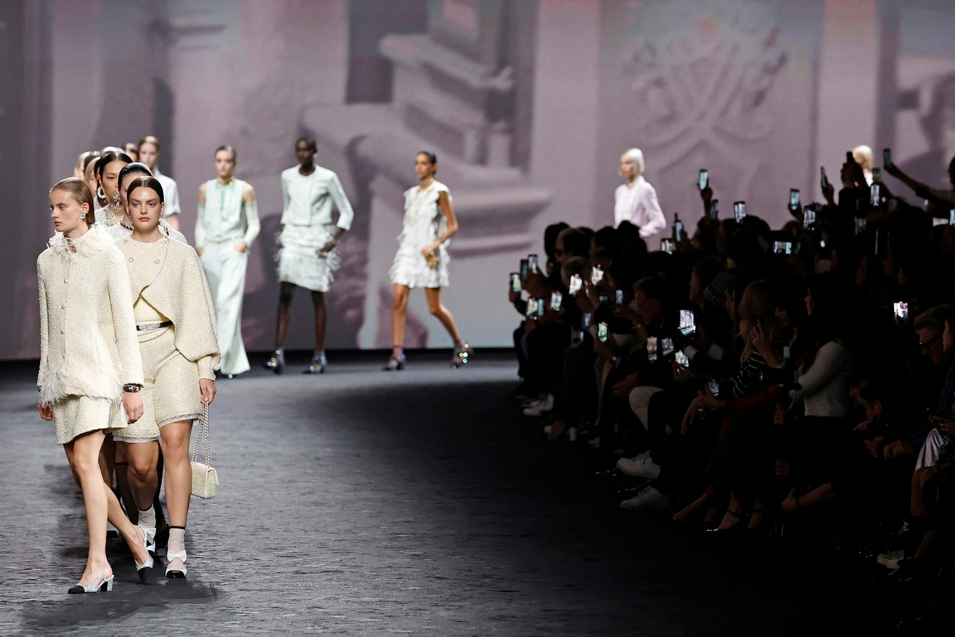 Die Paris Fashion Week findet vom 27. Februar bis zum 8. März statt, ab dem zweiten Tag geht es richtig los. Auch Chanel zeigt wieder eine Show, wie hier im Herbst 2022.