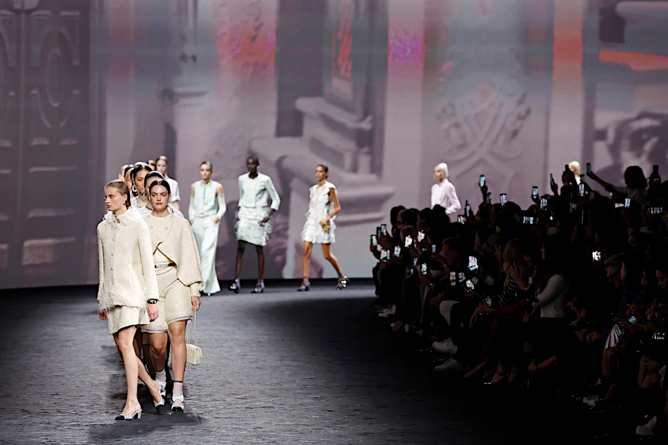 Die Paris Fashion Week findet vom 27. Februar bis zum 8. März statt, ab dem zweiten Tag geht es richtig los. Auch Chanel zeigt wieder eine Show, wie hier im Herbst 2022.