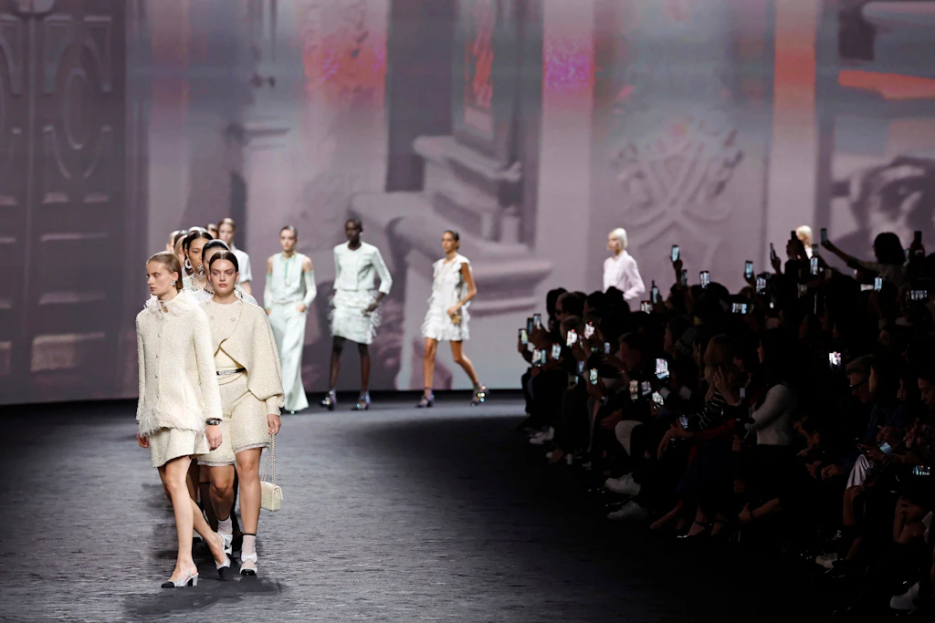 Chanel, Hermès, Miu Miu: Seien Sie live bei der Paris Fashion Week dabei