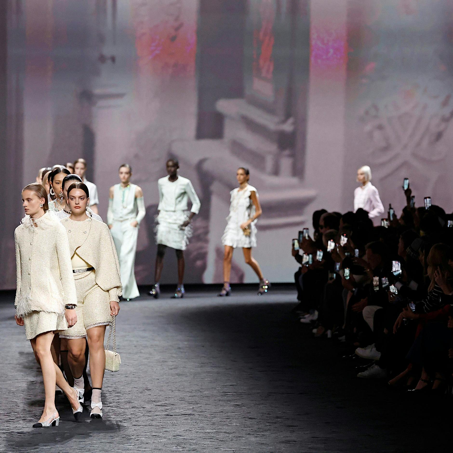 Chanel, Hermès, Miu Miu: Seien Sie live bei der Paris Fashion Week dabei