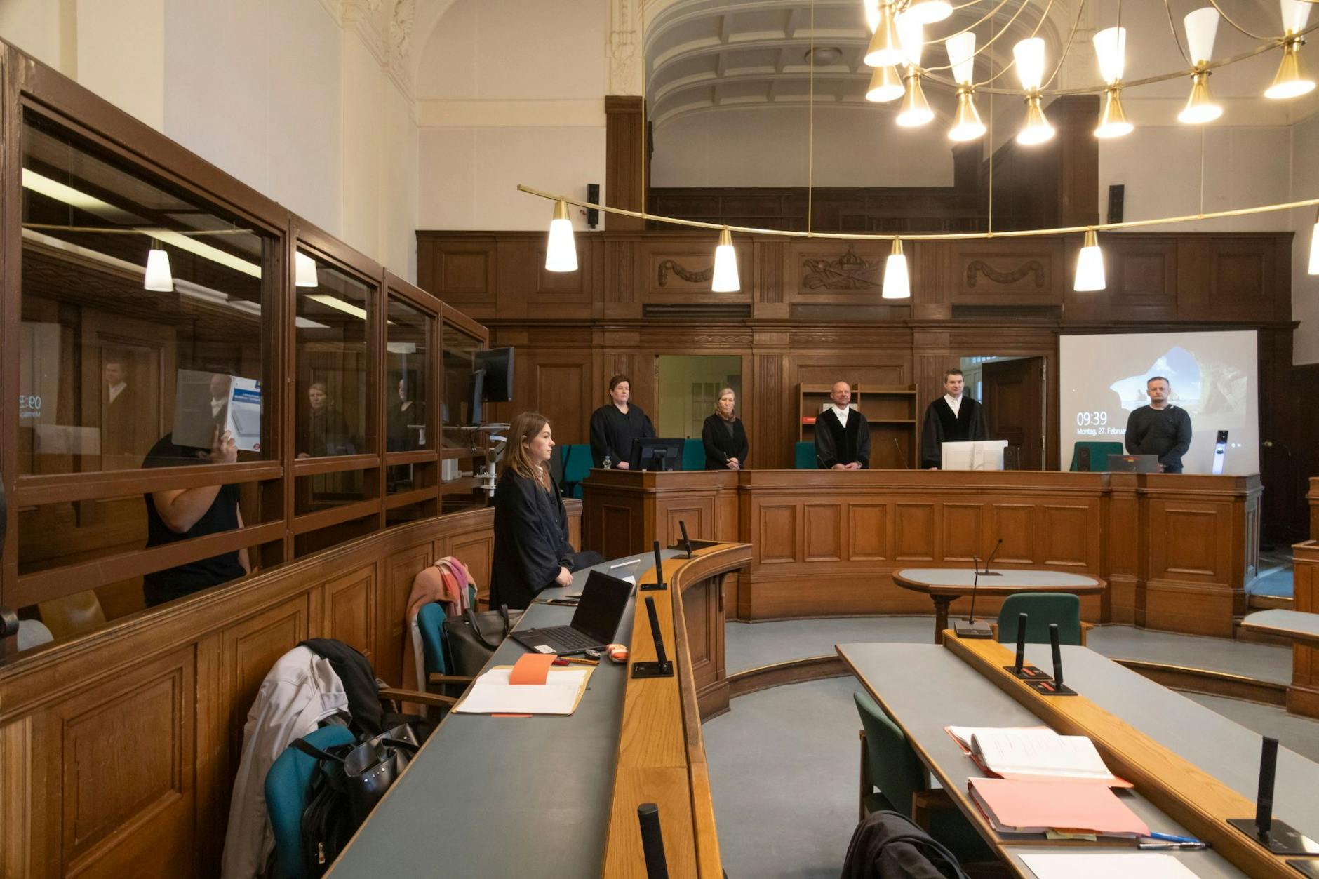 Srebrin I. (l.) musste die Verhandlung hinter einer Glasscheibe verfolgen