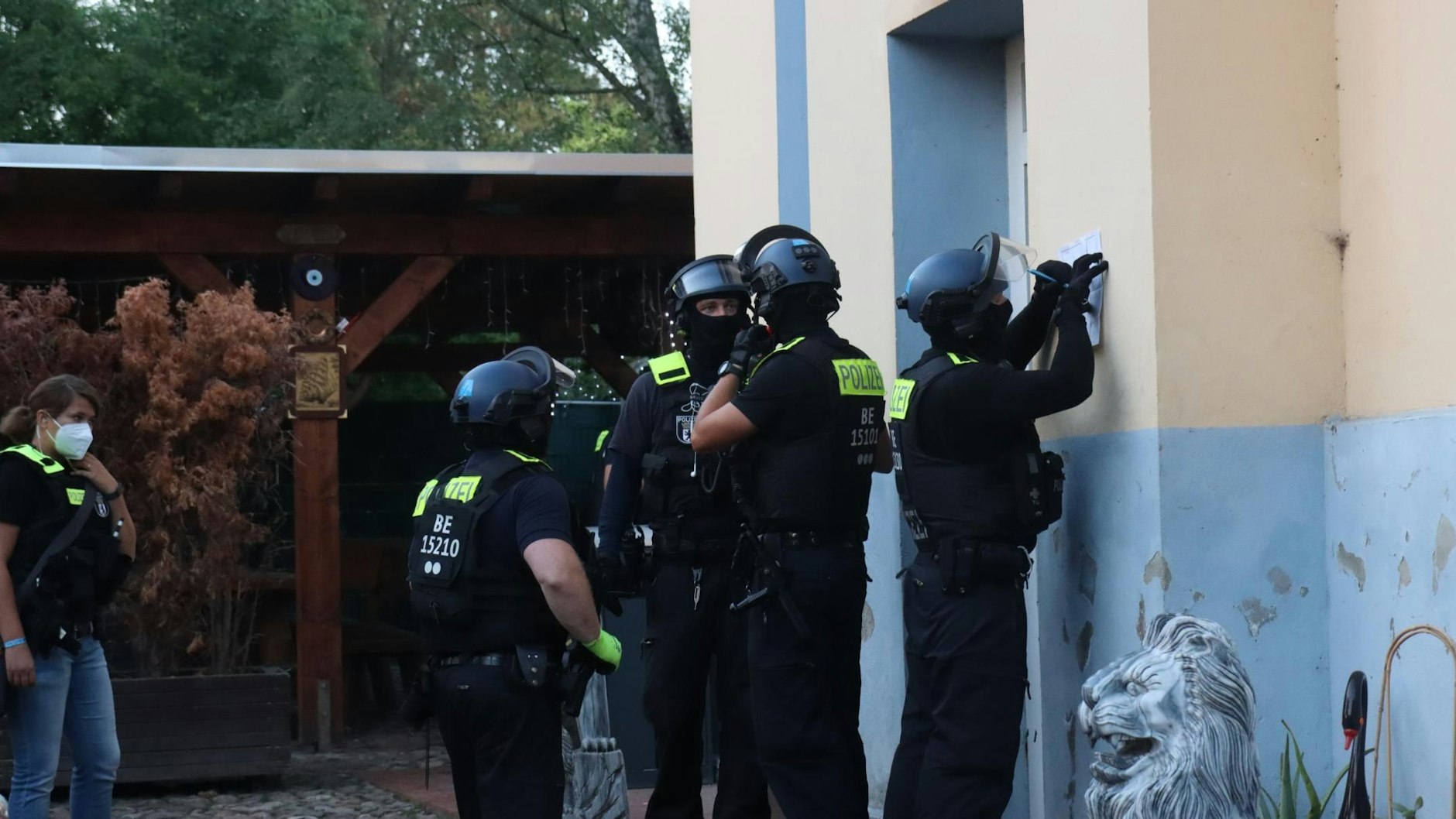 Wegen des Diebstahls hochwertiger Elektronikartikel stürmte eine schwer bewaffnete Hundertschaft der Polizei am 25. August 2022 die Remmo-Villa in&nbsp; Alt-Buckow. Ein Clanmitglied wurde festgenommen.&nbsp;