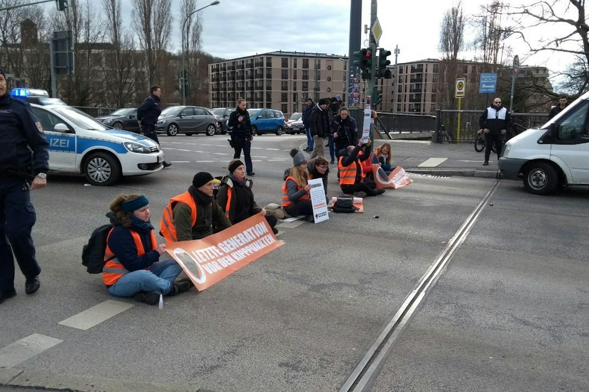 Mitglieder der Letzten Generation blockieren den Verkehr in Potsdam.