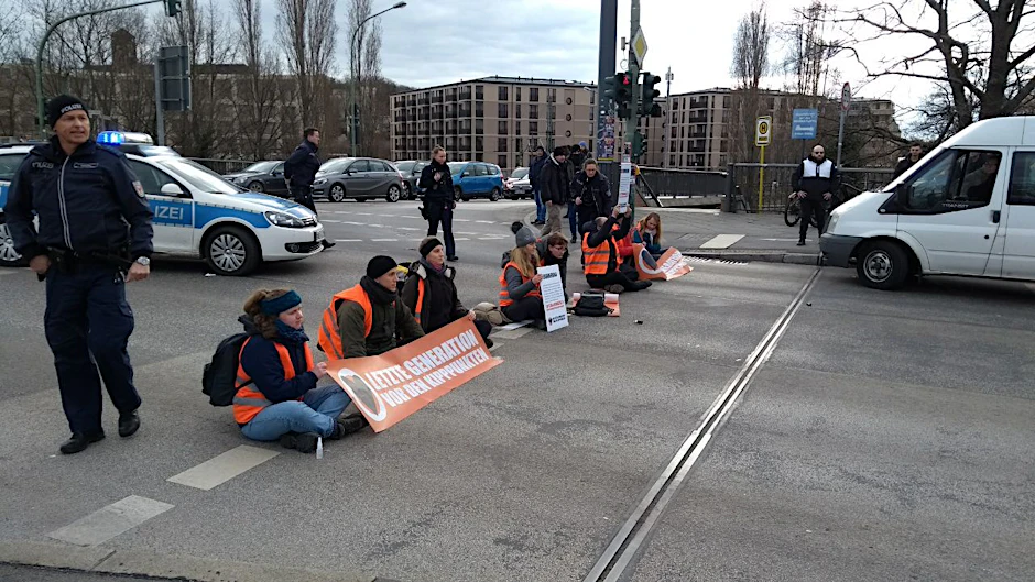 Mitglieder der Letzten Generation blockieren den Verkehr in Potsdam.