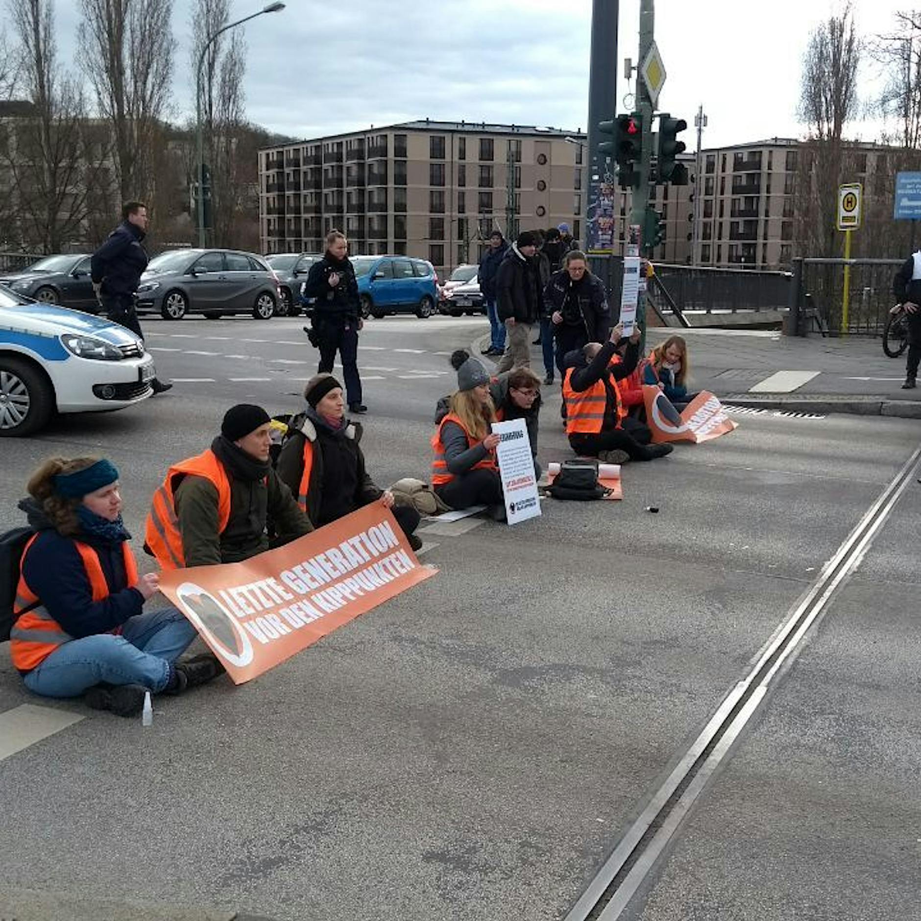 Blockade: Letzte Generation klebt sich auf Straße in Potsdam fest