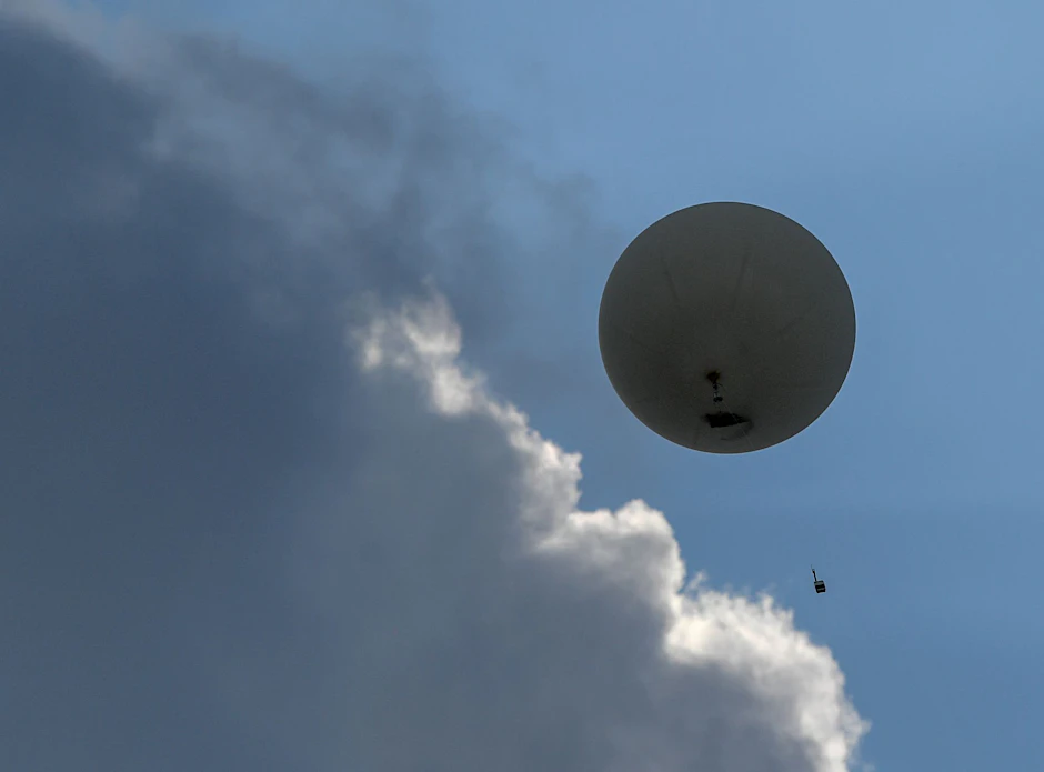 ARCHIV - Ein Wetterballon mit einer Radiosonde vom Deutschen Wetterdienst (DWD).  a