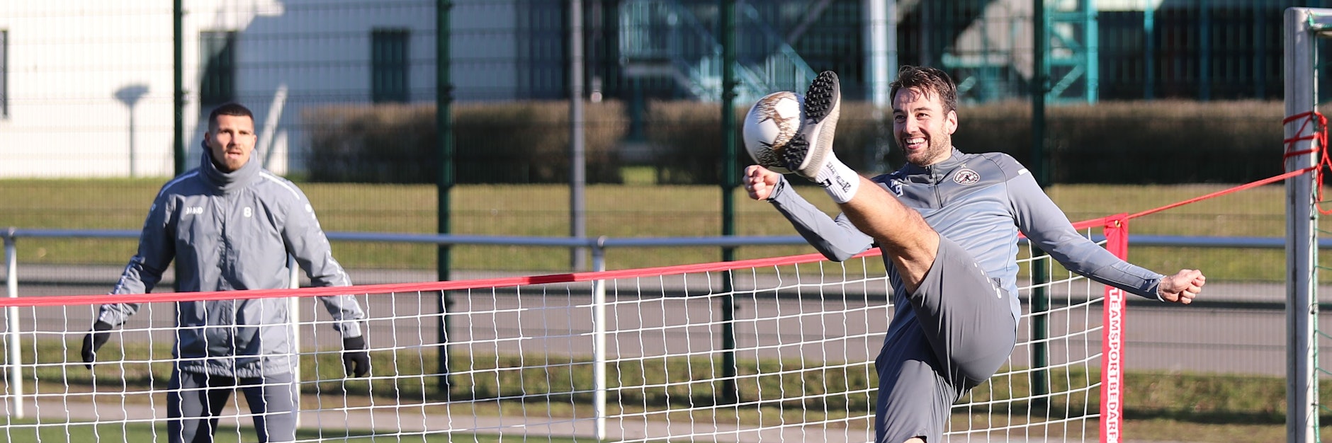 Und hoch das Bein! Die BFC-Stars um Christian Beck hatten Spaß beim Fußball-Tennis.&nbsp;