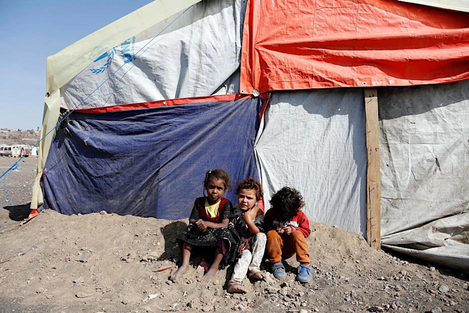 ARCHIV - Kinder vor einem Zelt im Lager Dharawan für Binnenflüchtlinge in der Nähe von Sanaa.  